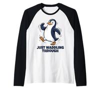 Just Waddling Through Cute Penguin Cartoon Camiseta Manga Raglan