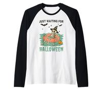 Just Waiting for Halloween Funny Skeleton Spooky Summerween Camiseta Manga Raglan