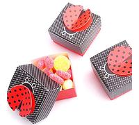 JZK 50x Negro rojo mariquita cajas favores cumpleaños niños, pequeña caja regalo papel para fiestas caja porta dulces confeti para boda baby shower bautizo fiesta de graduación