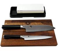 Kai Shun Tim Mälzer - Juego de cuchillos multiusos DM-0701, Santoku DM-0702, piedra de afilar Kai AP-316 y tabla de cortar grande de madera de fachada de 30 x 18