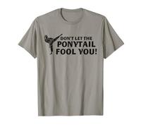 Karate Girl Don't Let Ponytail Engañar Artes Marciales Mujeres Camiseta