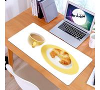 KDWJS Alfombrilla para ratón Speed Gaming XXL 90x40 cm - Base para Mesa - Mejora la precisión y la Velocidad - Resistente - Una Taza Amarilla de café y Croissants en un Plato sobre un Fondo Blanco.