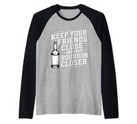 Keep Your Friends Close and Your Bourbon Closer |- Camiseta Manga Raglan