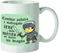 Kembilove® Taza Divertida para Padre - “Cambiar Pañales Tiene Más Mérito que Matar un Dragón” | Taza Graciosa para Papá Primerizo | Regalo Original para Padre | Taza de Café de Cerámica 350 ml