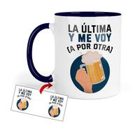 Kembilove Taza graciosa “La última y me voy (a por otra)” - Regalo divertido para amantes de la cerveza - Idea original para cumpleaños amigo invisible compañeros y fiestas - Taza cervecera