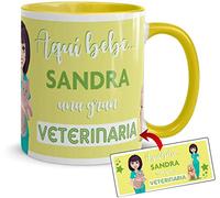 Kembilove Taza Veterinaria - Tazas de café Personalizadas - Tazas Profesiones - Taza Café Aquí Bebe una Veterinaria - Tazas Personalizadas con Nombre - Tazas navideñas Originales