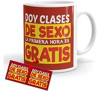 Kembilove Tazas de Desayuno CREA - Taza de Café Divertidas y Graciosas con Mensaje Doy Clases de Sexo, la Primera Hora es Gratis - Tazas de cerámica de 350 ml - Regalos Originales