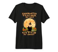 Kindergarten Teacher by Day Witch by Night Halloween Costume Camiseta Premium