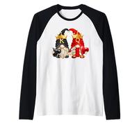 King of Spades and Queen of Hearts with Funny Garden Gnomes Camiseta Manga Raglan