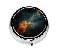KIRROWE Organizador de pastillas Space Galaxy: mini pastillero con revestimiento de metal con 3 compartimentos, perfecto para el almacenamiento diario de medicamentos y viajes