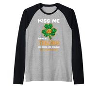 Kiss Me I'm A Teacher with Shamrock St Patrick's Day Camiseta Manga Raglan