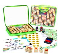 Kit de 72 Sellos de Madera con Alfabeto y Estuche; Almohadillas de Tinta Lavable de 3 Colores con Letras, Números y Emojis, 3 Botellas de Recambio y Libro de Actividades; Sellos ABC123, Regalo Ideal