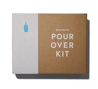 Kit de vertido de botella azul con gotero de café y filtros, jarra y guía de cómo hacer una guía de vertido