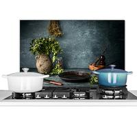 KitchenYeah© Antisalpicaduras Cocina 60x40 cm Protector Salpicaduras Pared Chapa Aluminio Kitchen Panel Vitrocerámica Accesorios Salpicadero Decoración Hierbas - Especias - Sartén - Cuchillo