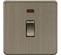 Knightsbridge Interruptor DP de 20 A 1G con neón - latón antiguo