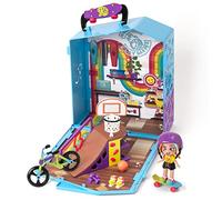 KOOKYLOOS Lizzie’s Pop Up Sport Shop - Tienda de deportes con accesorios, muñeca exclusiva con 3 expresiones y 2 mascotas exclusivas. Incluye bicicleta, monopatín, rampa y canasta de baloncesto