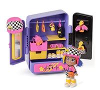 KOOKYLOOS Mel’s Wardrobe - Armario con más de 18 accesorios de moda y muñeca exclusiva con 3 expresiones divertidas. Incluye ropa, accesorios y zapatos, perchas, cajones y 3 stickers