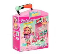 KOOKYLOOS Mila’s Pop Up Spa con más de 15 accesorios de belleza y muñeca exclusiva con 3 expresiones divertidas - Incluye ropa y calzado, tocador con espejo