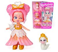 KOOKYLOOS Serie Princess, Swan Fantasy - Muñeca Coleccionable de la Serie Princess. Contiene muñeca, Conjunto de Ropa y Zapatos temática Princesa,Accesorio y Mascota.¡1 muñeca, 3 Caras Diferentes!
