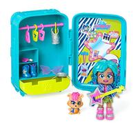KOOKYLOOS Suzie’s Suitcase - Maleta para muñecas con más de 14 accesorios de moda y muñeca exclusiva con 3 expresiones divertidas. Incluye ropa, accesorios y zapatos, perchas y una mascota exclusiva