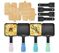Kosmosta Raclette - Juego de 4 sartenes cuadradas antiadherentes con asas extralargas y codificadas por colores, 4 espátulas de nailon, 4 salvamanteles de bambú para parrillas Raclette y uso en