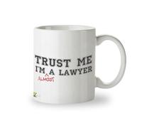 Kruzroyal DZ188 - Taza de café y té con texto en inglés "Trust me I'm Almost a Lawyer"