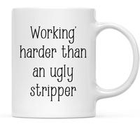 KWQDOZF Regalo de broma, Trabajando más duro que una stripper fea, taza de café novedosa, taza de cerámica con impresión de doble cara para té y leche con asa, regalo para mujeres y hombres, 11 oz