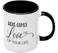 KWQDOZF Tazas de café con texto Aquí viene el amor de tu vida, novedosas, de cerámica con impresión de doble cara, para mamá, papá, amigo, esposa, esposo, regalo de 11 oz