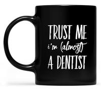 KWQDOZF Tazas de café Confía en mí, casi soy dentista, novedosas, de cerámica con impresión de doble cara, para mamá, papá, amigo, esposa, esposo, regalo de 11 oz
