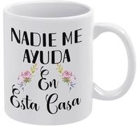 KWQDOZF Tazas de café de España, mamá, nadie me ayuda en esta casa, taza de café novedosa, taza de té de cerámica con impresión de doble cara para mamá, papá, amigo, esposa, esposo, regalo de 11 oz