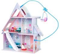 L.O.L. Surprise! OMG Winter Cottage Playset - Más de 45 Sorpresas - Casa de Juegos con Telesilla, Dormitorio, Baño, Salón, Cocina, Muebles transformables y mucho más - para niños mayores de 4 años