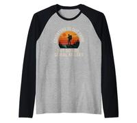 La Aventura está ahí Fuera, Pero también lo Son los Asesinos en Serie Caminata Divertida Camiseta Manga Raglan