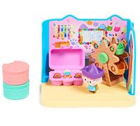 LA CASA DE MUÑECAS DE GABBY - SALA DE MANUALIDADES BEBÉ BOX con 1 Figura de Bebé Box, 2 Accesorios, 2 Caja Sorpresa y 2 Muebles - 6064151- Juguetes Niñas 3 años + - Regalo Niña 3 años +