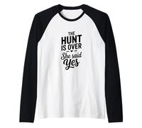 La Caza ha Terminado Ella Dijo Que sí Celebración de Compromiso Camiseta Manga Raglan