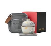 La cerámica tiene un futuro brillante: una olla y una taza de té de viaje fresco para el hogar, una persona bebe cenizas vegetales.