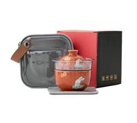 La cerámica tiene un futuro brillante: una olla y una taza de té de viaje fresco para el hogar, una persona bebe rojo granada