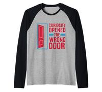 La curiosidad abrió la Puerta equivocada Camiseta Manga Raglan