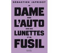 La dame dans l'auto avec des lunettes et un fusil