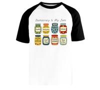 La Democracia Es Mi Tema Camiseta Beisbol Blanca Unisex Manga Corta Negra Unisex White Baseball T-Shirt Black Short Sleeve