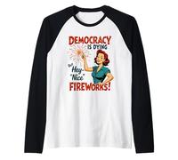 La democracia está muriendo, pero bueno, buenos fuegos artificiales 4 de julio Mujeres Camiseta Manga Raglan