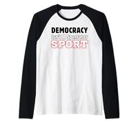 La Democracia no es un Espectador Deporte Político manuscrito Camiseta Manga Raglan