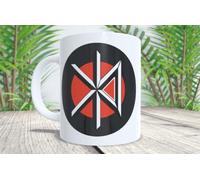 La Huella Taza Dead Kennedys logo invertido, no es un error de imprenta: es una declaración. Aquí no seguimos la dirección que nos marcaron - la invertimos, la rompemos, la hacemos nuestra.