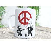 La Huella Taza personalizada Banksy (Luchando por la paz). Para todos los amantes de este famoso, enigmático y reconocido artista urbano.