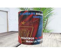 La Huella Taza Personalizada de Cerámica 350 ml España Campeón del Mundial 2026. La diferencia entre soñar y currarse los triunfos. I Para ti, que sientes esos colores.