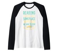 La lectura nos da un lugar donde ir cuando tenemos que quedarnos donde Camiseta Manga Raglan