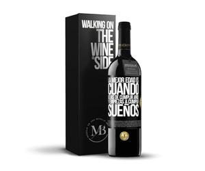 «La mejor edad es cuando dejas de cumplir años y empiezas a cumplir sueños» Mensaje en una Botella. Vino Tinto Premium Reserva 12 Meses + Gift Box. Etiqueta Negra PERSONALIZABLE