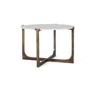 La mesa de centro presenta una base de metal dorado que aporta un toque de elegancia.