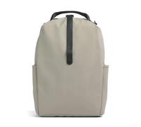 La mochila Clip Front de Rains es una compañera elegante e impermeable, diseñada tanto para aventureros urbanos como para quienes se desplazan a diario. Fabricada con poliuretano y poliéster duraderos