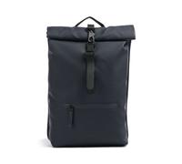 La mochila Rolltop de Rains es la compañera urbana definitiva, diseñada para desplazamientos por la ciudad a pie o en bici con un exterior elegante de poliuretano repelente al agua que mantiene tus co