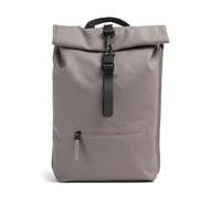 La mochila Rolltop de Rains es un compañero elegante y práctico tanto para los que se mueven por la ciudad como para los exploradores urbanos. Fabricada con un tejido de poliuretano resistente y repel